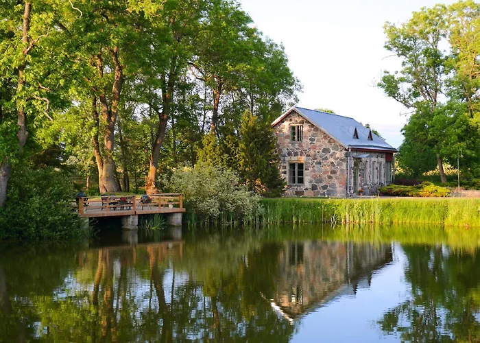 Majestic Manor Gardens An Elegant Private Retreat Holiday home *