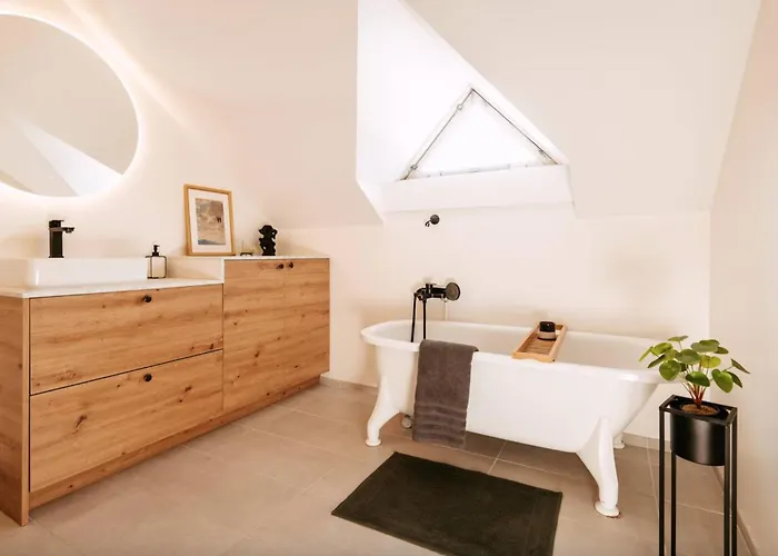 Majestic Manor Gardens An Elegant Private Retreat Holiday home *