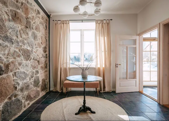 Majestic Manor Gardens An Elegant Private Retreat Holiday home