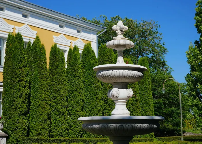 Majestic Manor Gardens An Elegant Private Retreat Holiday home